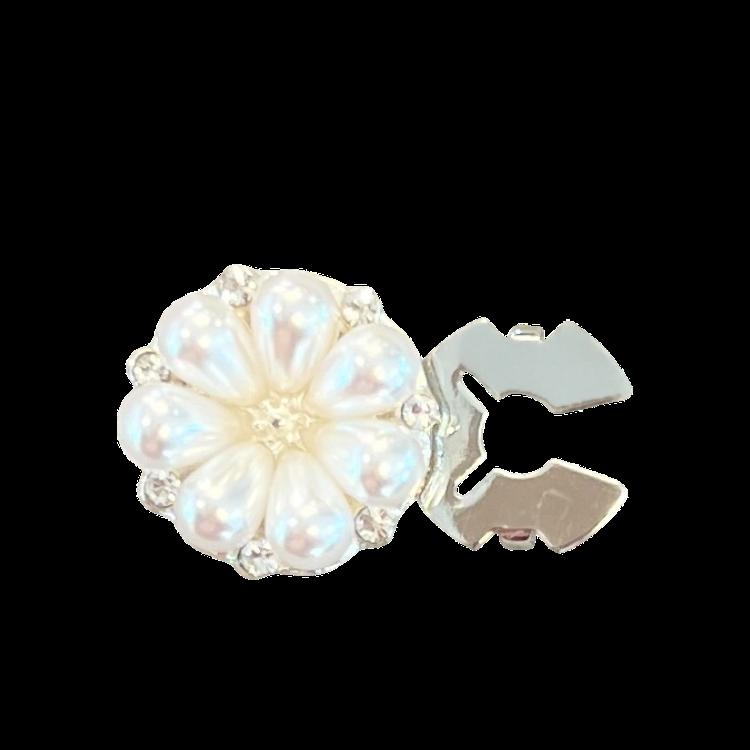 Nydelig rund knappepynt , formet som en blomst. Hvite perler