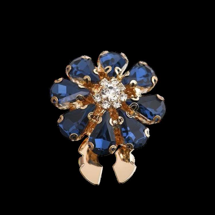 Stor blomst med mørkeblå steiner