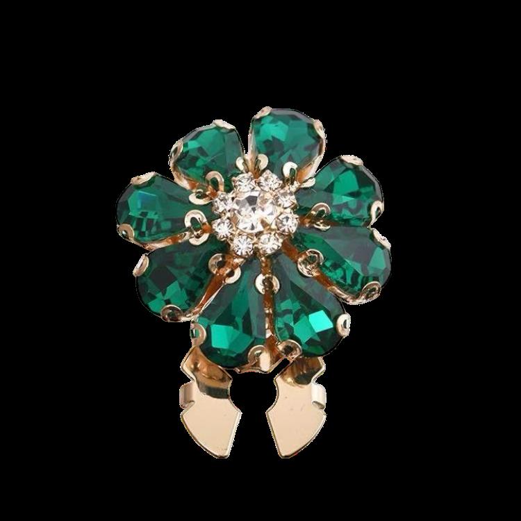 Stor blomst med mørkegrønne steiner